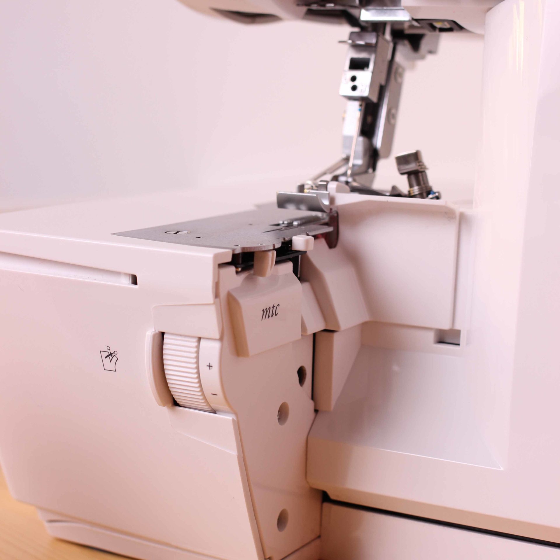 Tagliacuci BERNINA L450 - immagine 4