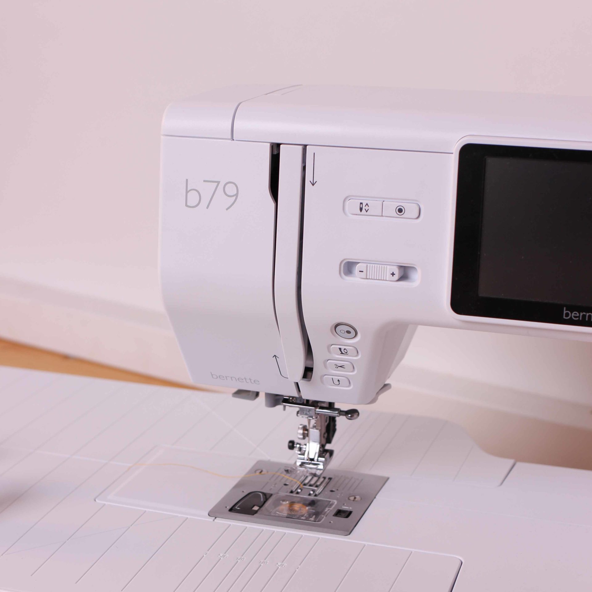 Macchina per cucire e ricamare BERNETTE B79 - immagine 3
