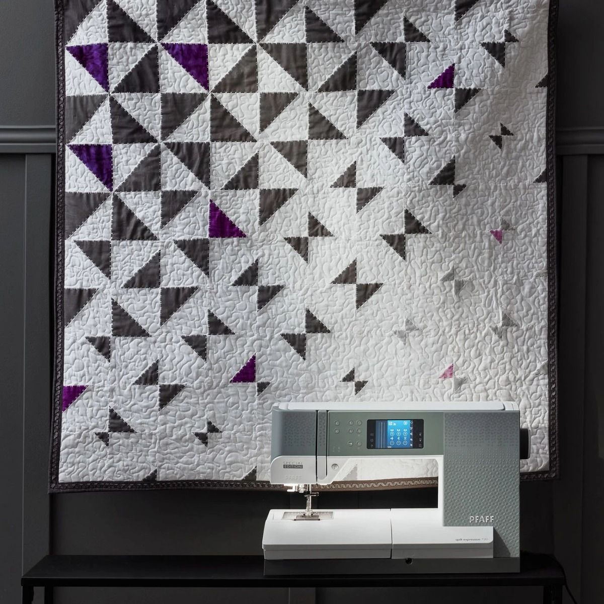 Macchina per cucire PFAFF EXPRESSION 720 special edition con 5 piedini omaggio - immagine 3